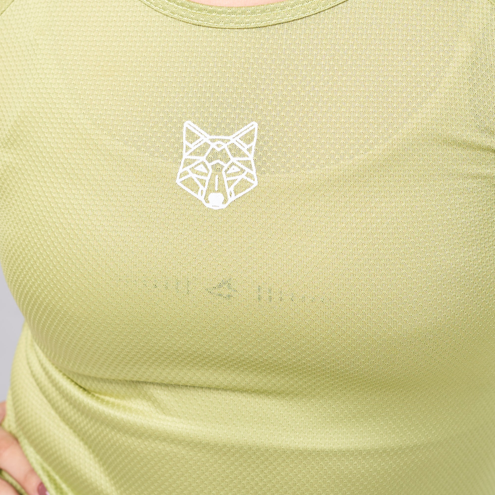 Camiseta Feminina Dry Fit Lobo Geométrico Verde Folha - Image 2