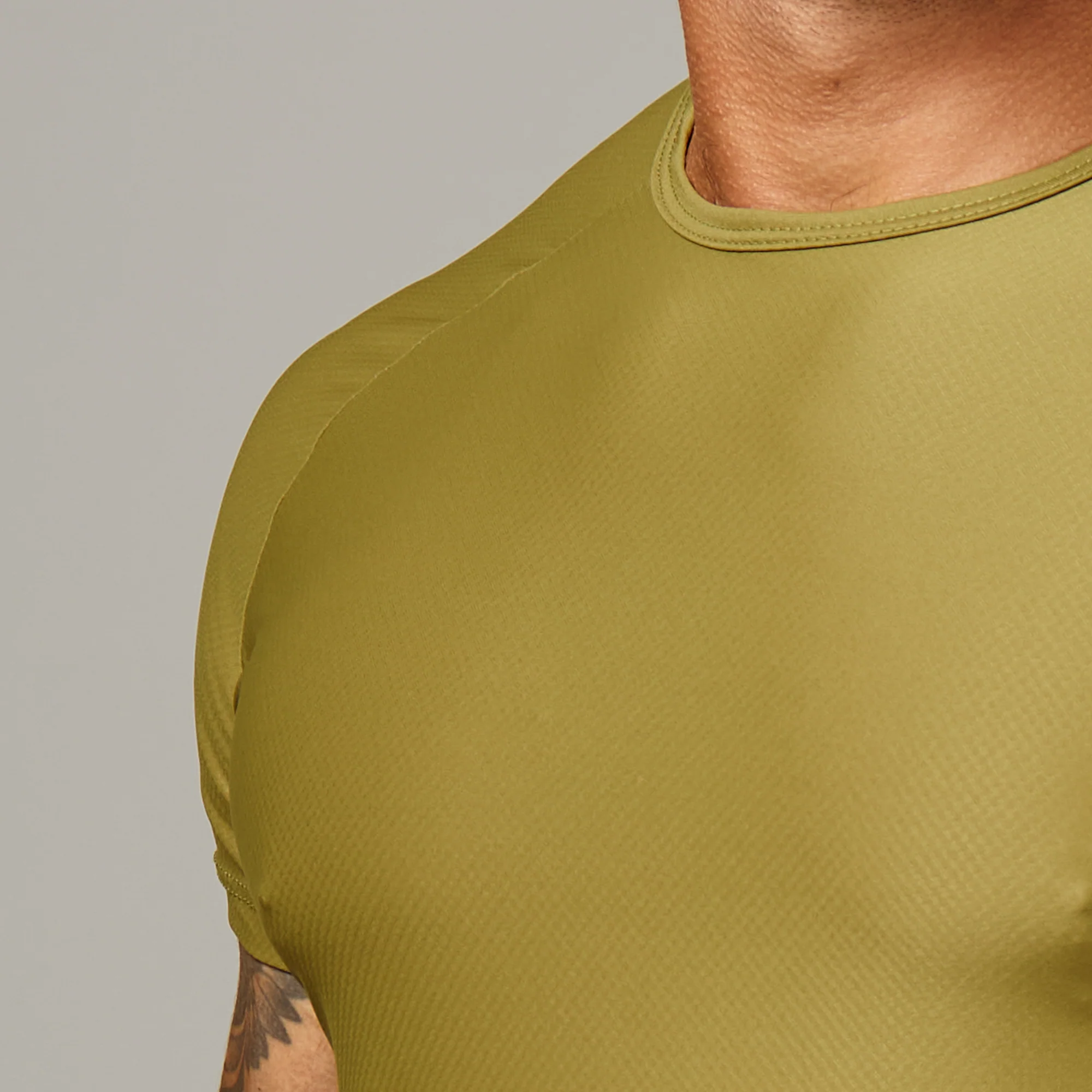 Camiseta Poliamida Arm Fluid Verde Pinho - Image 10