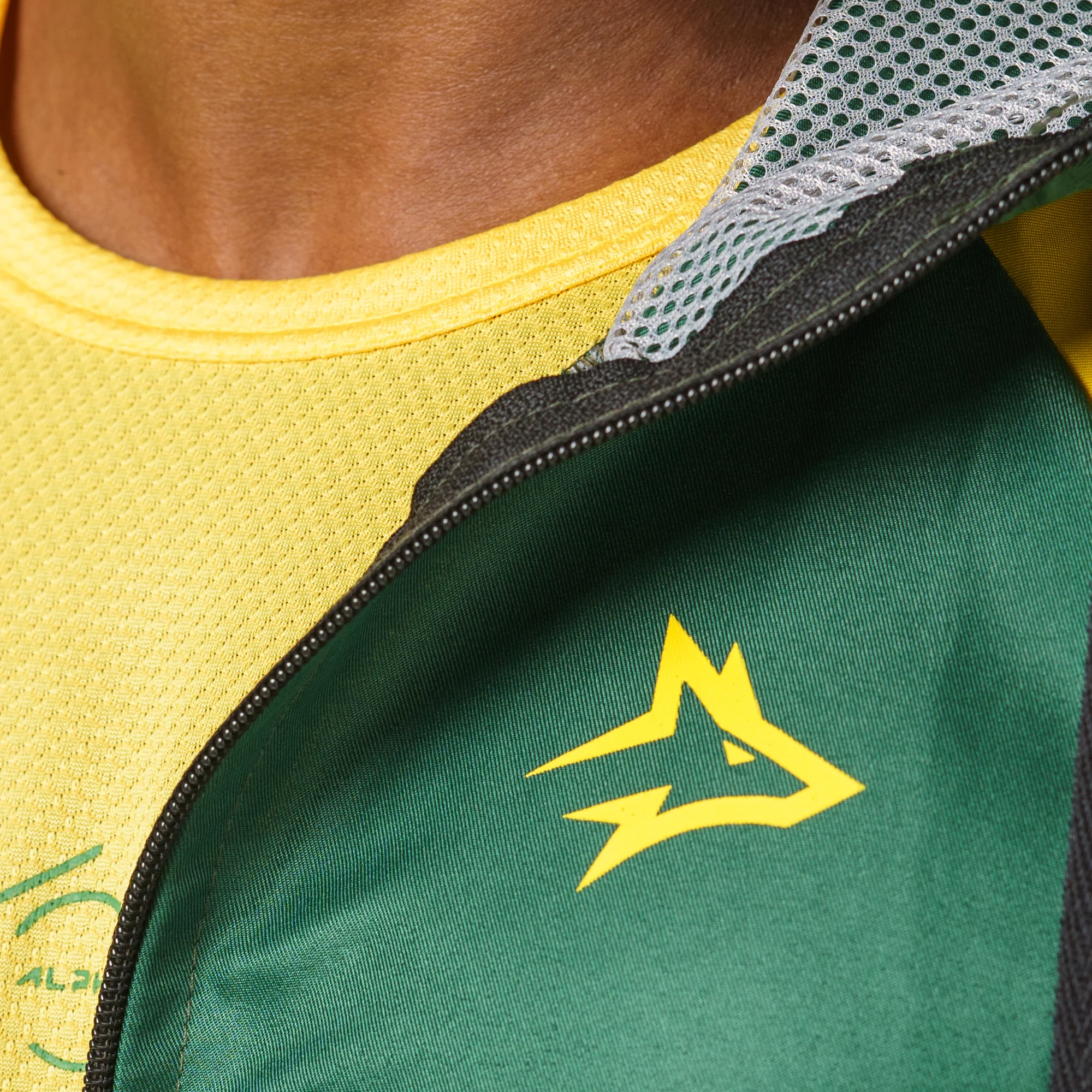 Corta Vento Com Capuz Progess Lupus Verde - Image 13